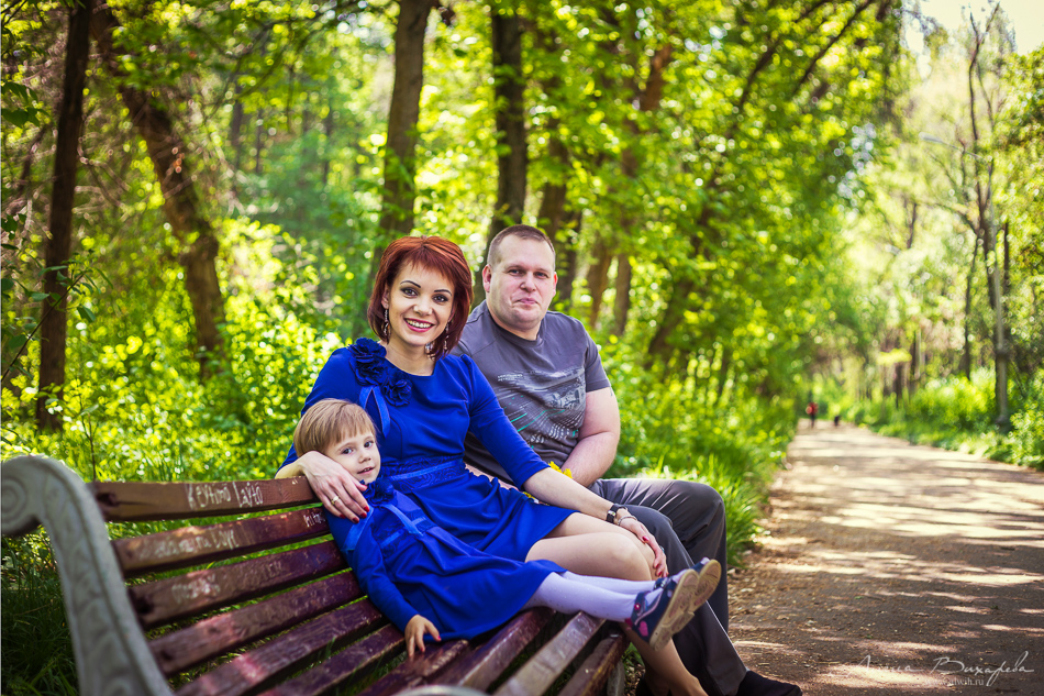 Семейная фотосессия в парке. Фотограф Вихарева Алена.